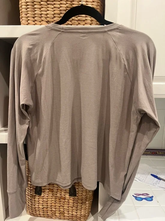 Beyond Yoga Light Taupe Long Sleeve Raglan Top - Picture 3 of 4